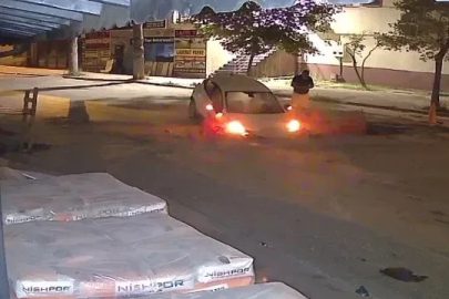 Kazı çalışmasını görmedi: Otomobilin çukura saplandığı anlar kameraya yansıdı
