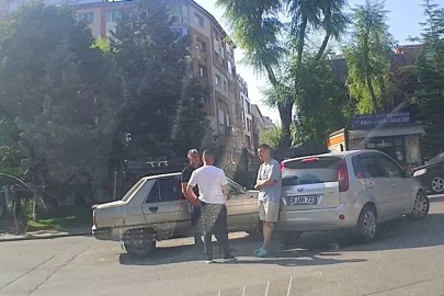 Sokaktan caddeye çıkan otomobil seyir halindeki diğer otomobil ile çarpıştı
