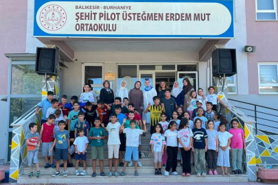 Burhaniye’de kadın muhtar öğrencilere ikramlarda bulundu
