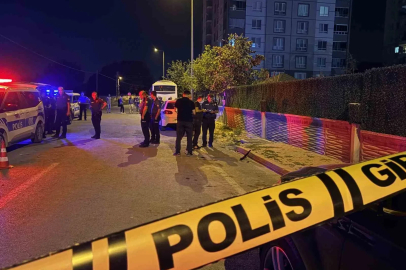 Kavgada kullanılan otomatik av tüfeğinden çıkan saçmalar otoparkta araçlarından inen çifti yaraladı: 2 yaralı
