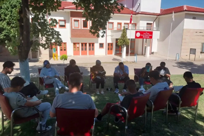 Koruma altındaki çocuklar açık havada kitap okudu
