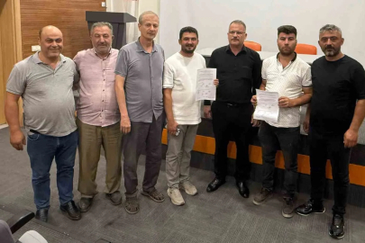 Kula’da Başkan Dönmez’in talimatıyla belediye salonu açılmayınca, komisyonlar dışarıda kaldı
