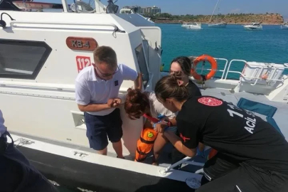 Didim’de karadan ulaşılamayan koyda yaralanan kişi denizden tahliye edildi
