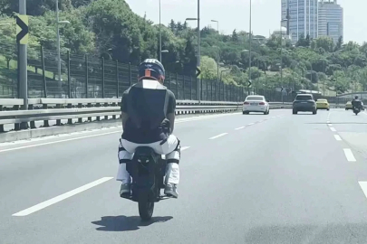Elektrikli tek tekerli scooter üzerinde tehlikeli yolculuk kamerada
