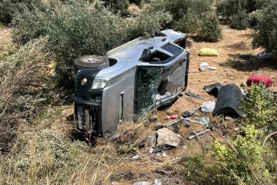 Tarsus’ta pikap şarampole yuvarlandı: Baba ve oğlu yaralandı
