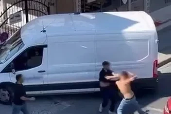 Ataşehir’de iki kişinin sokak ortasındaki kavgası kameraya yansıdı
