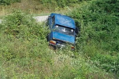 Sinop’ta otomobil şarampole devrildi: 2 yaralı
