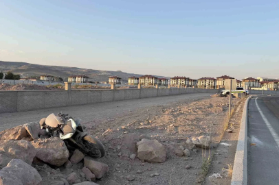 Virajı alamayan motosiklet yoldan çıktı: 2 yaralı

