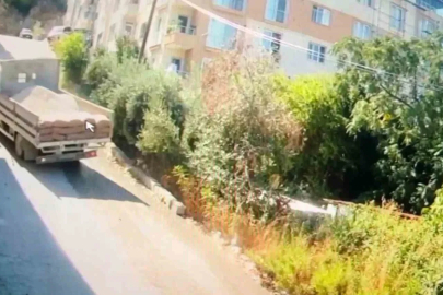 Yokuşu çıkamayan kum yüklü kamyon incir toplayan 10 çocuk annesini canından etti: Kaza anı kamerada
