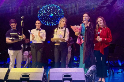 Öykü Gürman’dan Bodrum’da unutulmaz konser, sahnede doğum günü sürprizi
