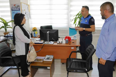 Büyükşehir zabıtasından güven veren duyarlılık: Kayıp cüzdan sahibine eksiksiz teslim edildi
