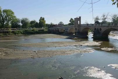 Tunca Nehri’nde su çekildi, kum adacıkları oluştu
