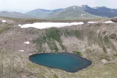 Doğa tutkunlarının yeni gözdesi: Erzurum’un saklı güzelliği ‘Mescit Dağı’ keşfedilmeyi bekliyor

