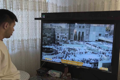 Kabe maketine sarılarak dua etmişti: Engelli gencin umre hayali gerçek oluyor
