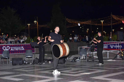 Altıeylül’de müzik dolu gecede Trio sahne aldı

