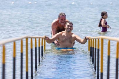 Seferihisar’ın berrak sularında özgürlüğe yüzdüler
