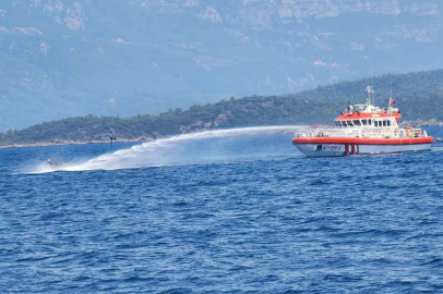 Marmaris’te demirli yelkenli tekne alevlere teslim oldu
