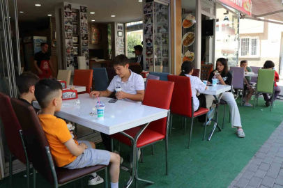 Adana’da anne ve çocuğu üzen lahmacuncuya nispet çocuklara ücretsiz lahmacun dağıttı
