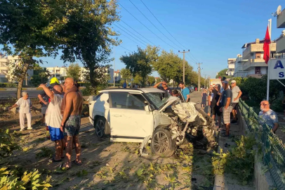 Edremit’te otomobil ağaca çarptı
