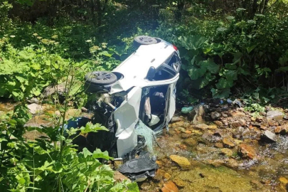 Giresun’da otomobil dereye devrildi: 6 yaralı

