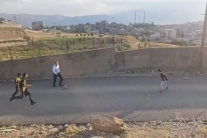 Kaymakam Volkan Hülür Yüksekova’da sokakta maç yapan çocukların oyununa katıldı
