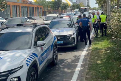 Yayalara yol veren polis aracına otomobil çarptı: 1 polis yaralı
