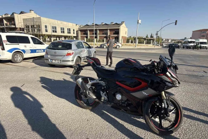 Kavşakta araç ve motosikletin karıştığı kazada 1 kişi yaralandı
