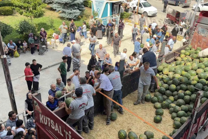 Uşûr olarak 20 ton karpuz dağıttı
