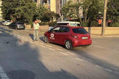 Otomobille çarpışıp savrulan motosiklet başka bir araca çarptı: 2 yaralı
