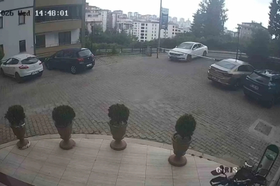 Sürücü fren yerine gaza basınca araç site duvarından aşağı uçtu: 1’i çocuk 3 yaralı
