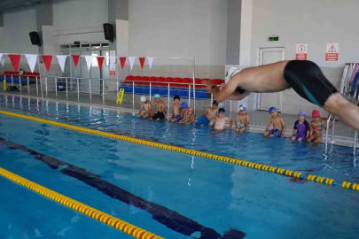 Yüzme havuzunda geleceğin sporcuları yetişiyor
