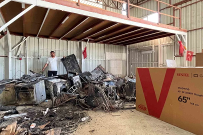 Yetkili servisin önündeki beyaz eşyalar ardı ardında patlayarak alevlere teslim oldu
