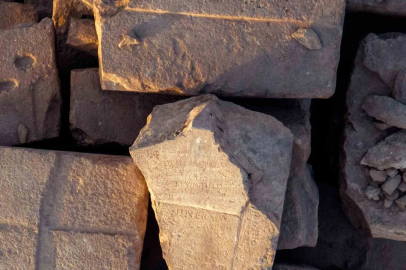 Piramitlerin zirvesinde turistlerin kazıdığı yazılar ortaya çıktı
