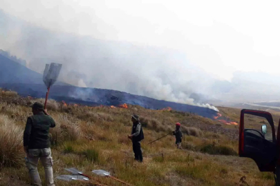 Endonezya’daki Bromo Dağı Milli Parkı’nda günlerdir süren yangın söndürülemiyor
