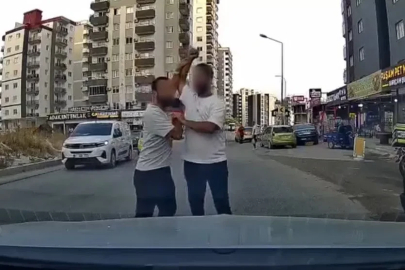 Adana’da trafikte tartıştığı sürücüye testereyle saldıran şahıs kamerada
