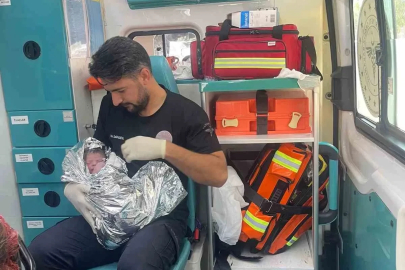 Şanlıurfa’da 112 ekiplerinden araç içerisinde başarılı doğum müdahalesi
