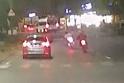 Otomobil ile 2 motosiklet yarış yaparak trafiği tehlikeye düşürdü

