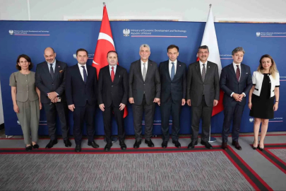Ticaret Bakanı Bolat, Polonya Maliye Bakanı Domanski ile bir araya geldi
