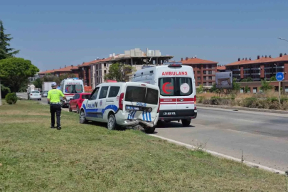 Kaza yerindeki polis aracına otomobil çarptı: 1’i polis 1’i bekçi toplam 6 yaralı
