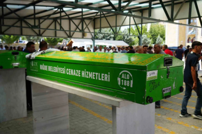 Niğde’de otomobilde ölü bulunan kadın son yolculuğuna uğurlandı
