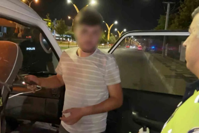 Alkollü ve ehliyetsiz sürücünün "aracım arızalandı" oyununu polis bozdu
