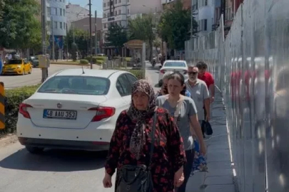 İnşaat paravanı kaldırımı kapattı, yayalar trafiğin ortasında kaldı
