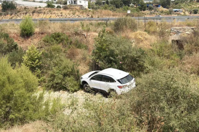 Antalya’da otomobil dereye uçtu: 1 yaralı
