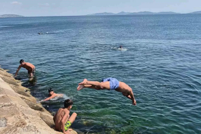 Sıcaktan bunalan İstanbullular kendini Caddebostan Sahili’ne attı
