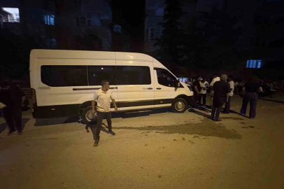 Düşen sis meşalesini almak isteyen çocuk minibüsün altında kaldı
