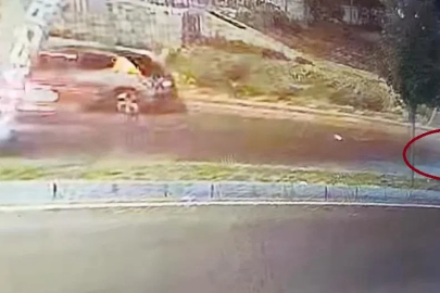 Ters yönde giden motosikletin otomobil ile çarpışması kamerada
