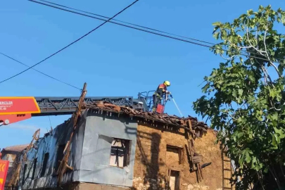 Bandırma’da yanan ev kullanılamaz hale geldi
