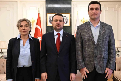 Adalet Bakanı Akın Gürlek, 25 Şubat 2009’da ölü bulunan dönemin Özel Harekat Başkanı Behçet Oktay’ın oğlu Burak Oktay ve kız kardeşi Şule Oktay ile görüştü.
