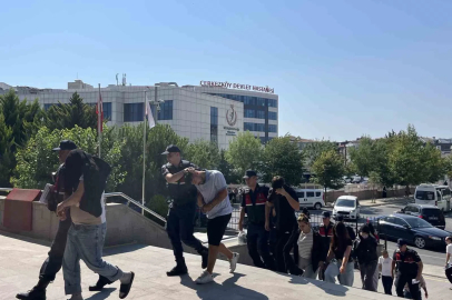 Kadın kıyafeti giydirerek şantaj yapan 6 zanlı tutuklandı

