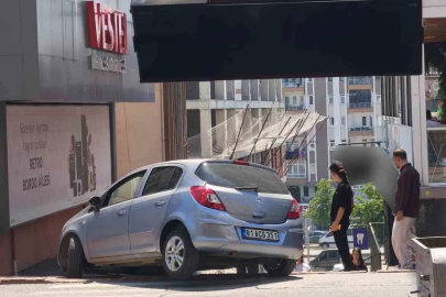 Navigasyon yanıltınca otomobil merdivenlere çıktı, faciadan dönüldü

